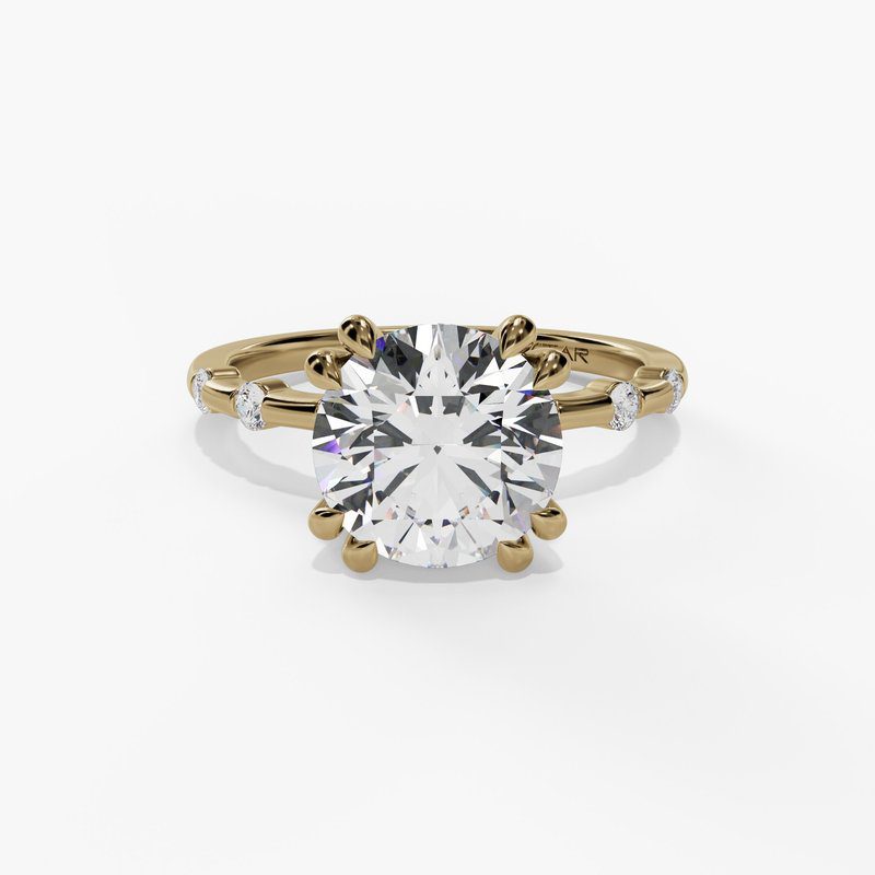 Luxurious gold ring with sparkling diamond